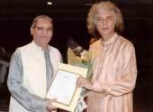 Pandit Shivkumar Sharma presenting award of Sangeet Research Academy to Pandit Sharad Sathe